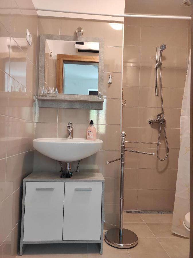 Apartment Deeranaei คราลเยวีจา ภายนอก รูปภาพ