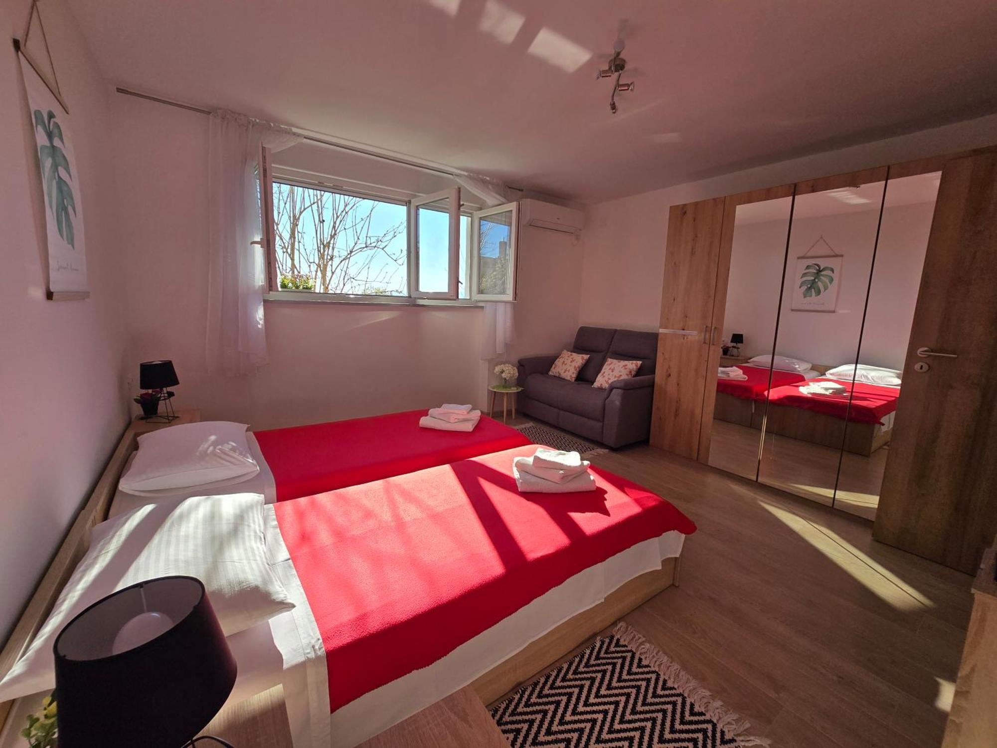 Apartment Deeranaei คราลเยวีจา ภายนอก รูปภาพ