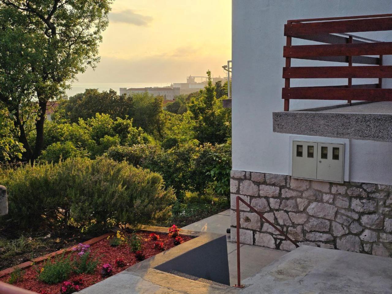 Apartment Deeranaei คราลเยวีจา ภายนอก รูปภาพ